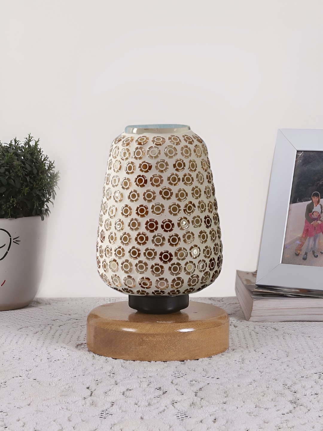

Devansh White Textured Glass Floral Abstract Shaped Table Lamp