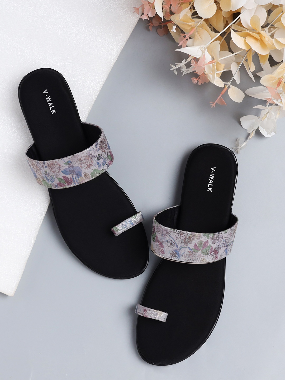 

V-WALK Women Printed One Toe Flats, Grey