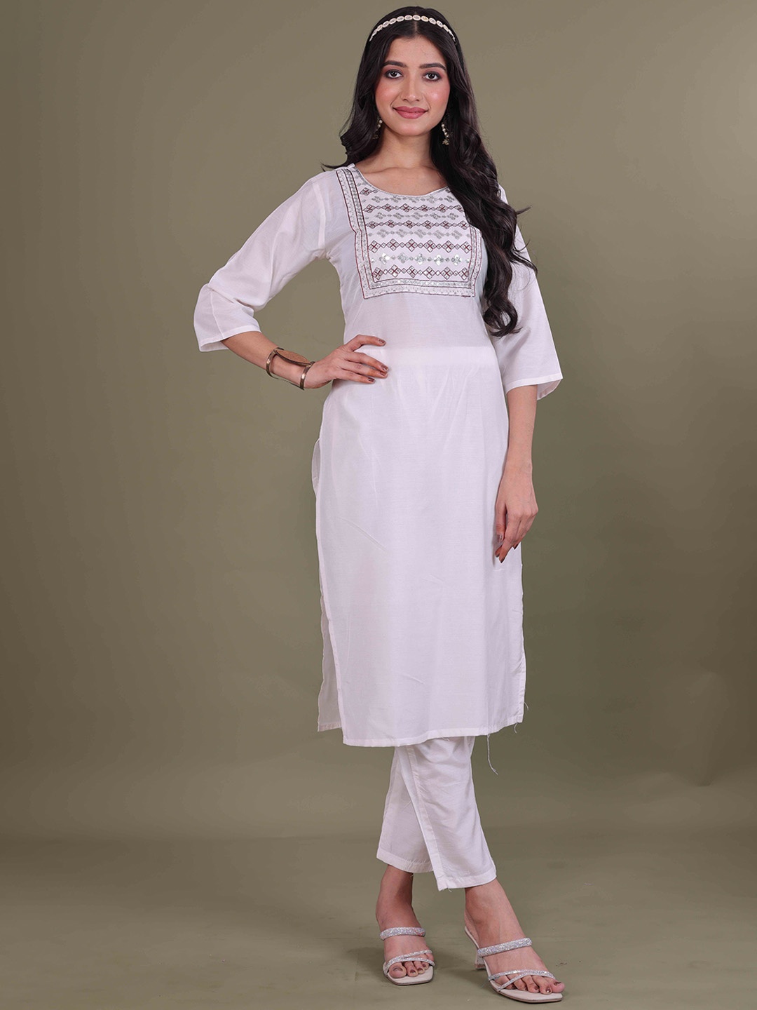 

LERIYU Floral Embroidered Sequinned Round Neck Chanderi Silk Straight Kurta With Trouser, White