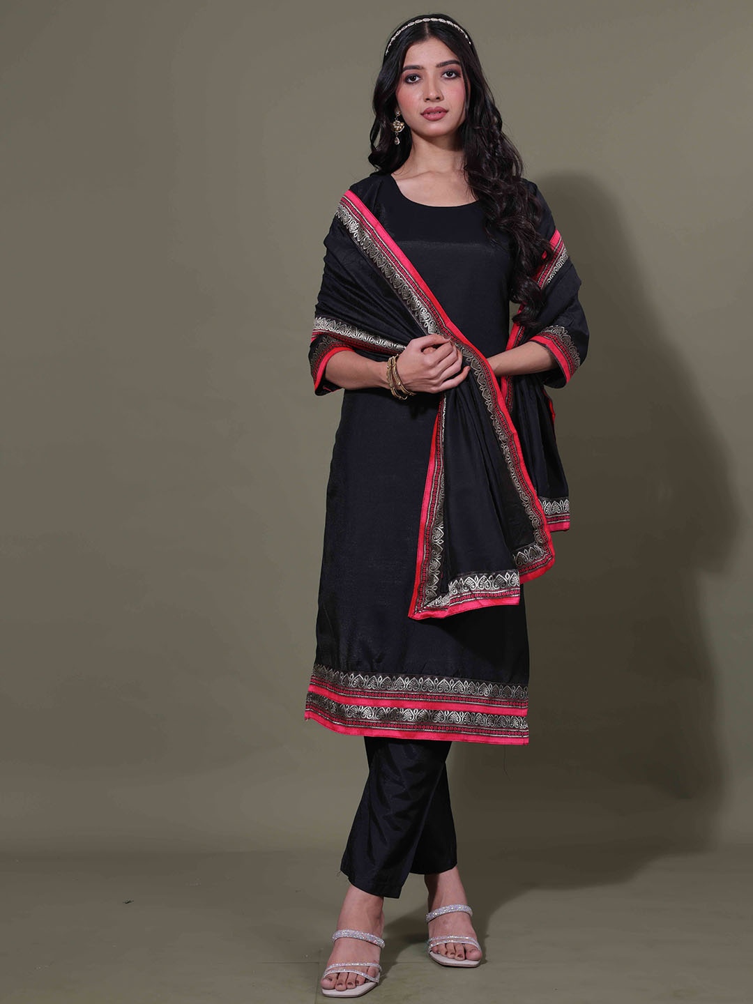 

LERIYU Round Neck Pure Cotton Straight Kurta With Trousers And Dupatta, Black