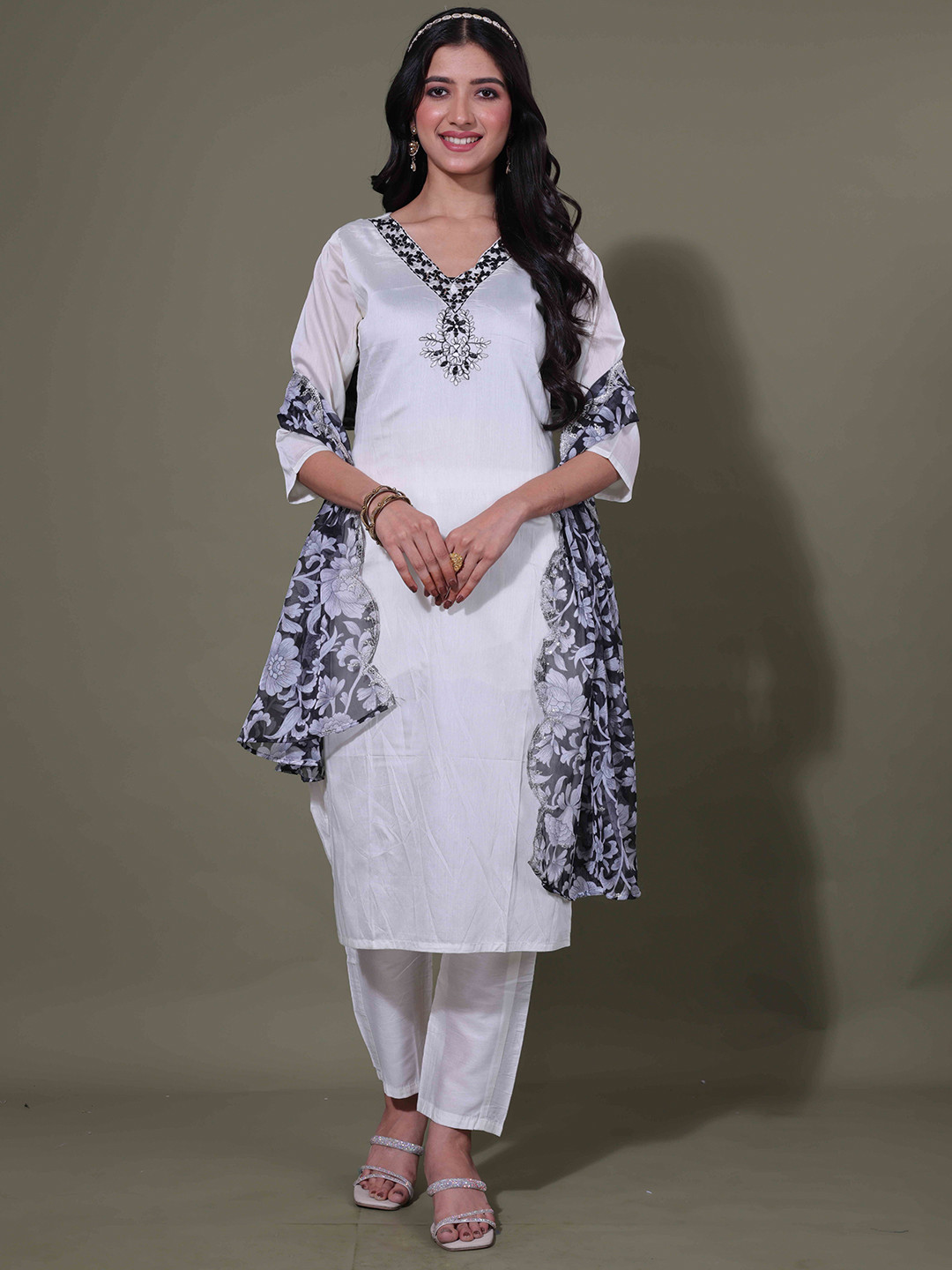 

LERIYU Floral Yoke Design Thread Work Chanderi Silk Straight Kurta With Trousers & Dupatta, White