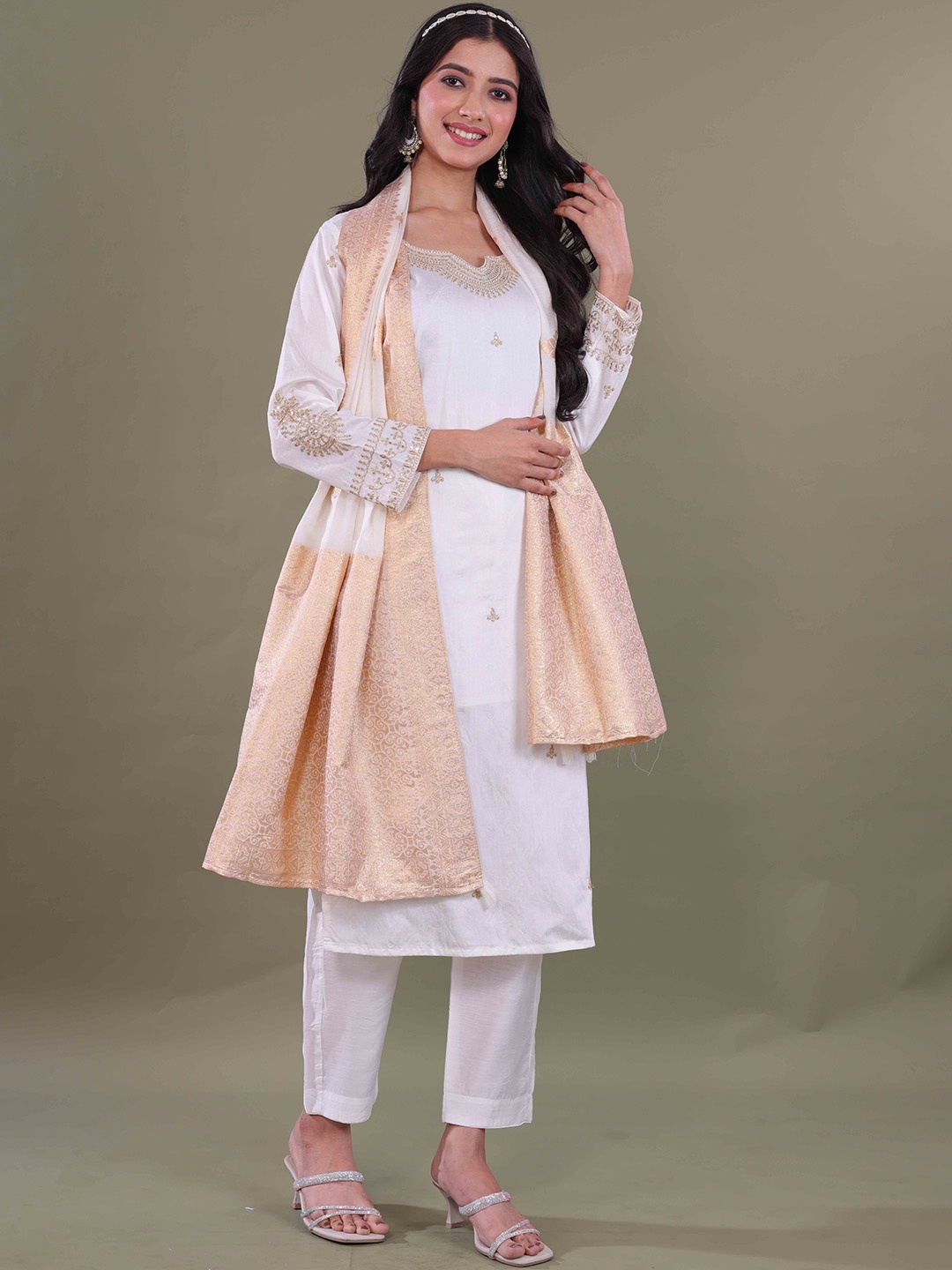 

LERIYU Sequinned Embellished Gotta Patti Chanderi Silk Kurta with Trousers And Dupatta, White