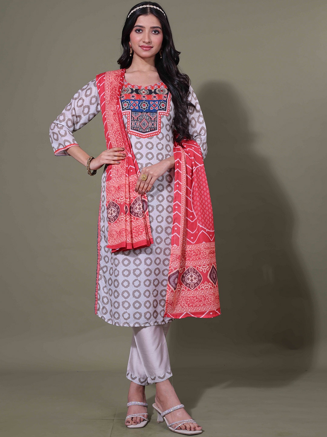 

LERIYU Ethnic Motifs Printed Notch Neck Straight Kurta with Trousers And Dupatta, Cream