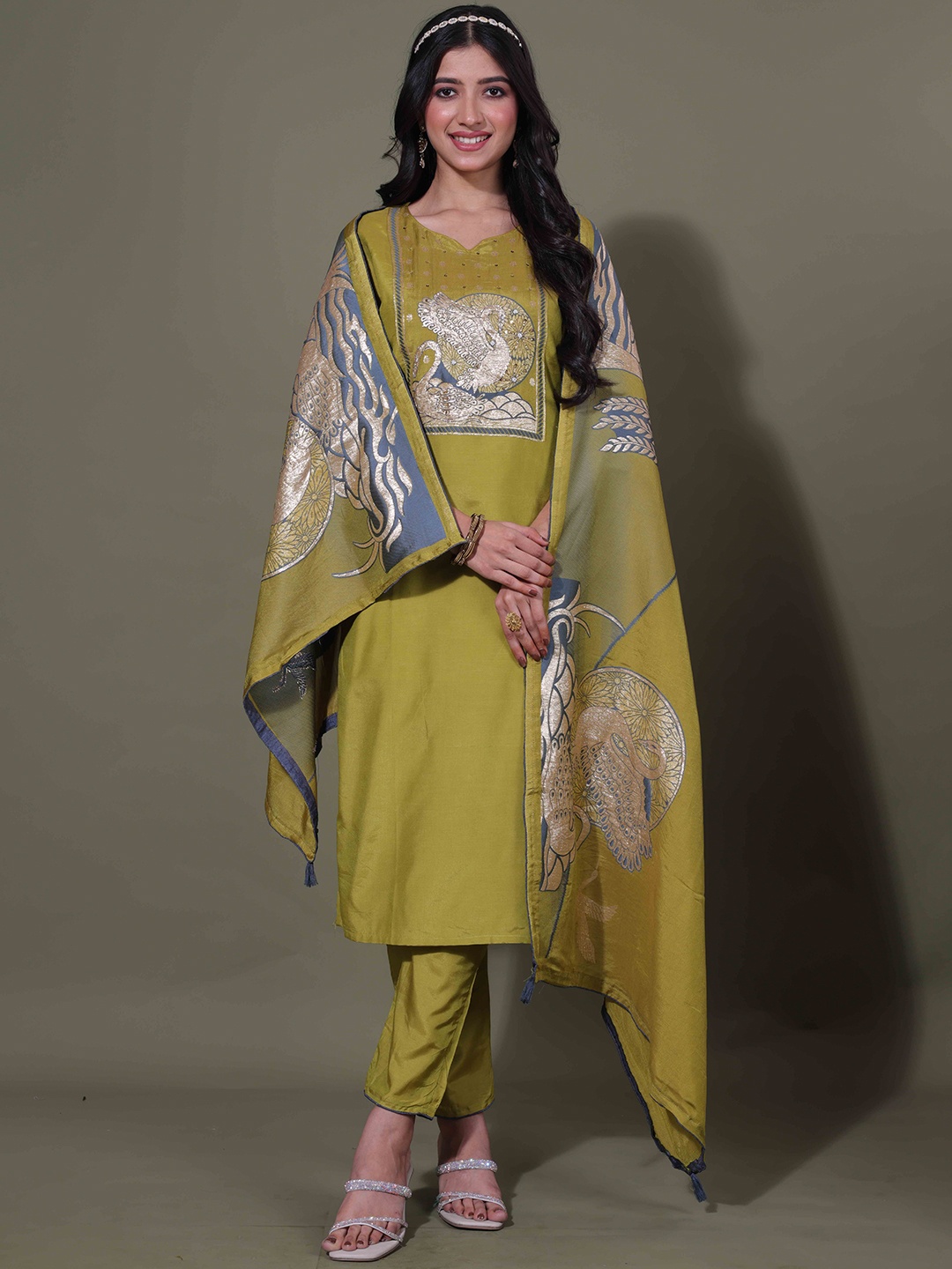 

LERIYU Quirky Printed Notch Neck Chanderi Silk Straight Kurta with Trousers And Dupatta, Green