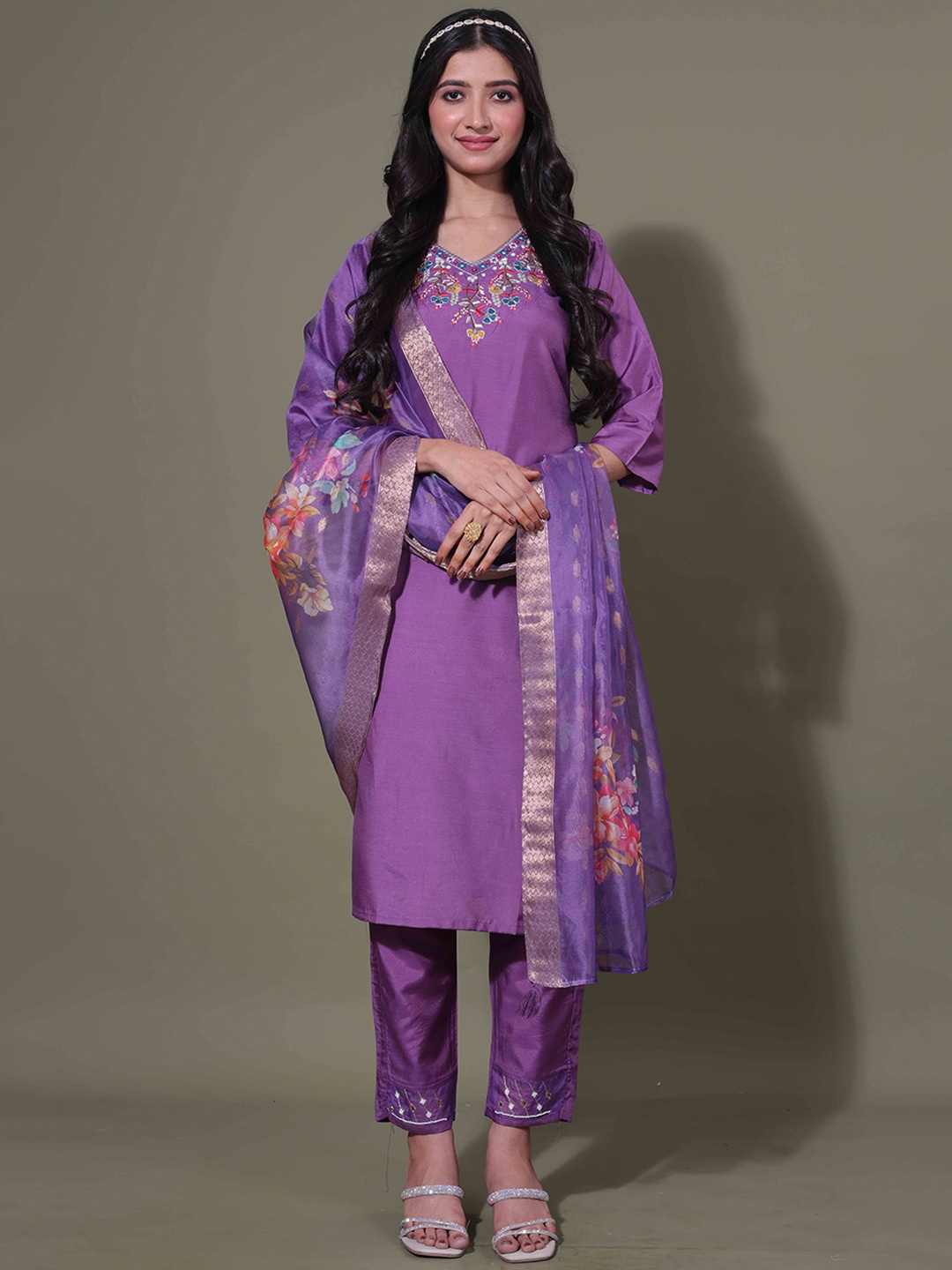 

LERIYU Thread Work Embellished V-Neck Chanderi Silk Kurta with Trousers And Dupatta, Purple