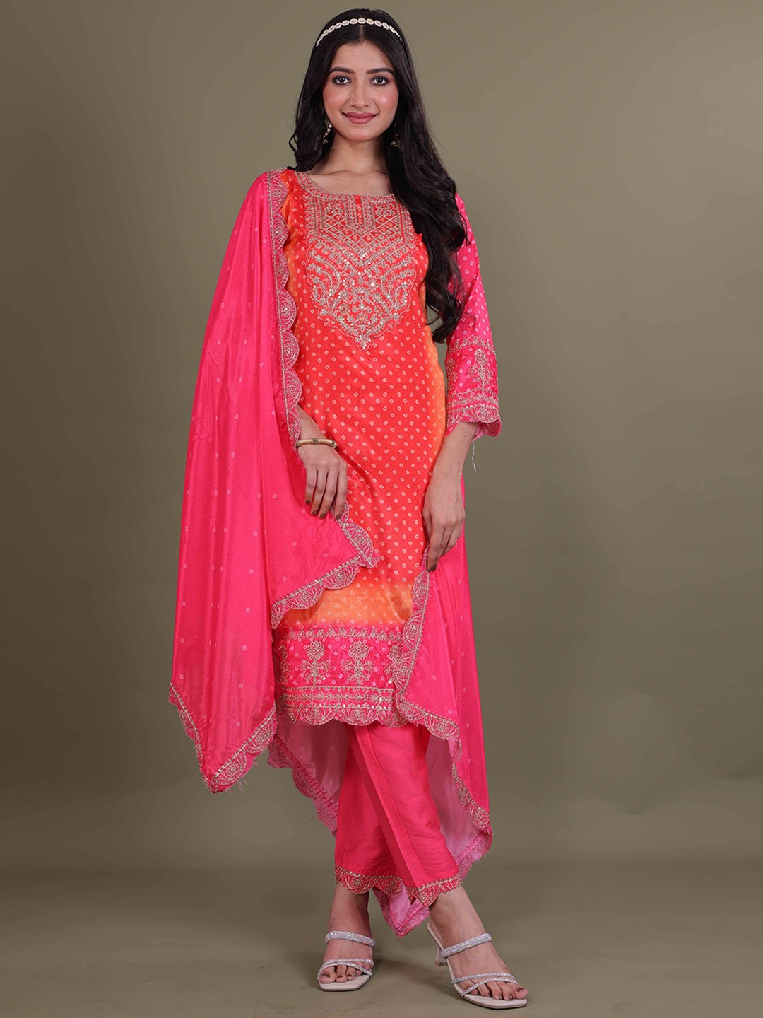 

LERIYU Bandhani Printed Gotta Patti Embellished Straight Kurta with Trousers And Dupatta, Orange