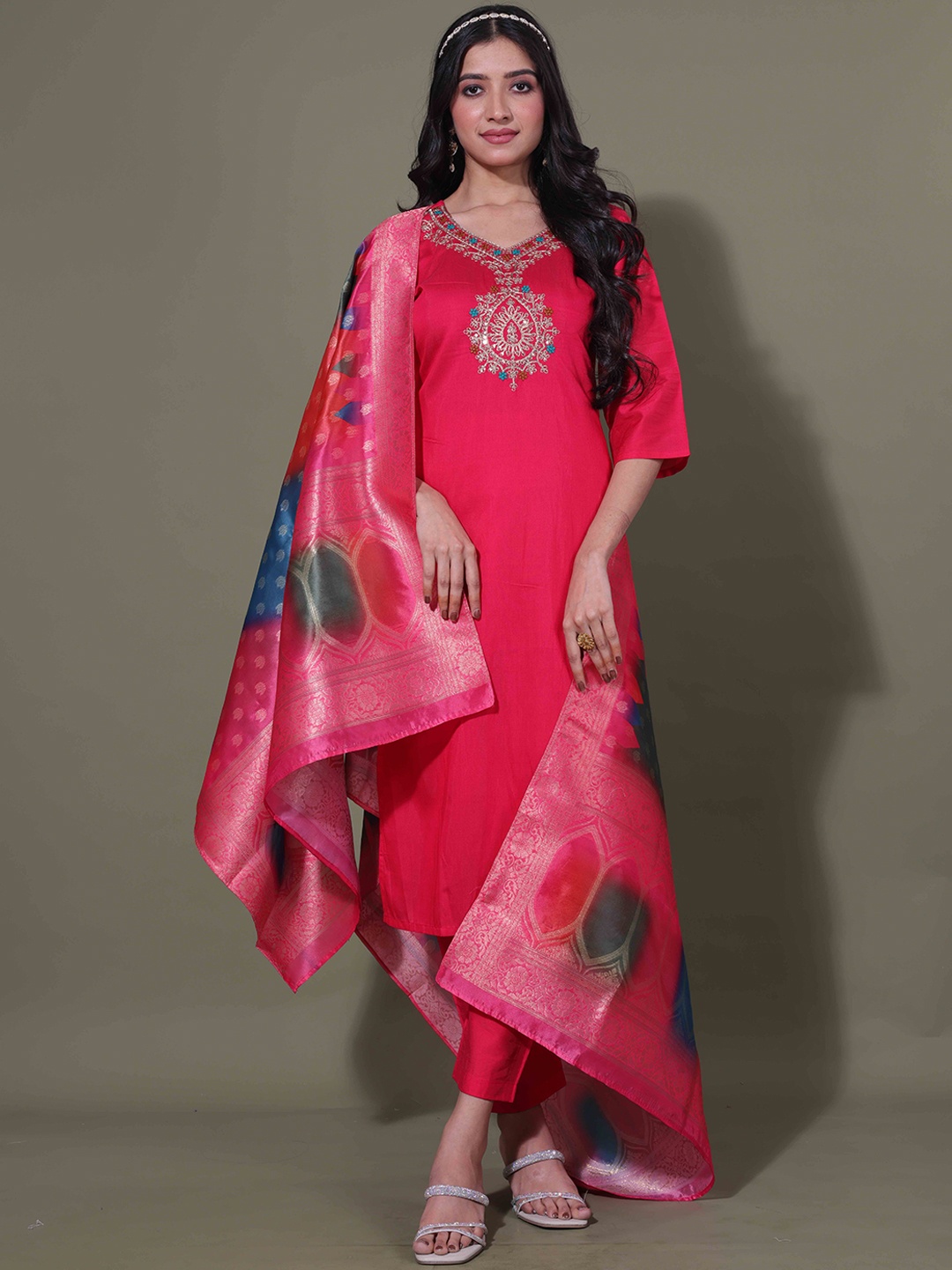 

LERIYU Floral Yoke Design Sequinned Chanderi Silk Straight Kurta with Trousers & Dupatta, Pink