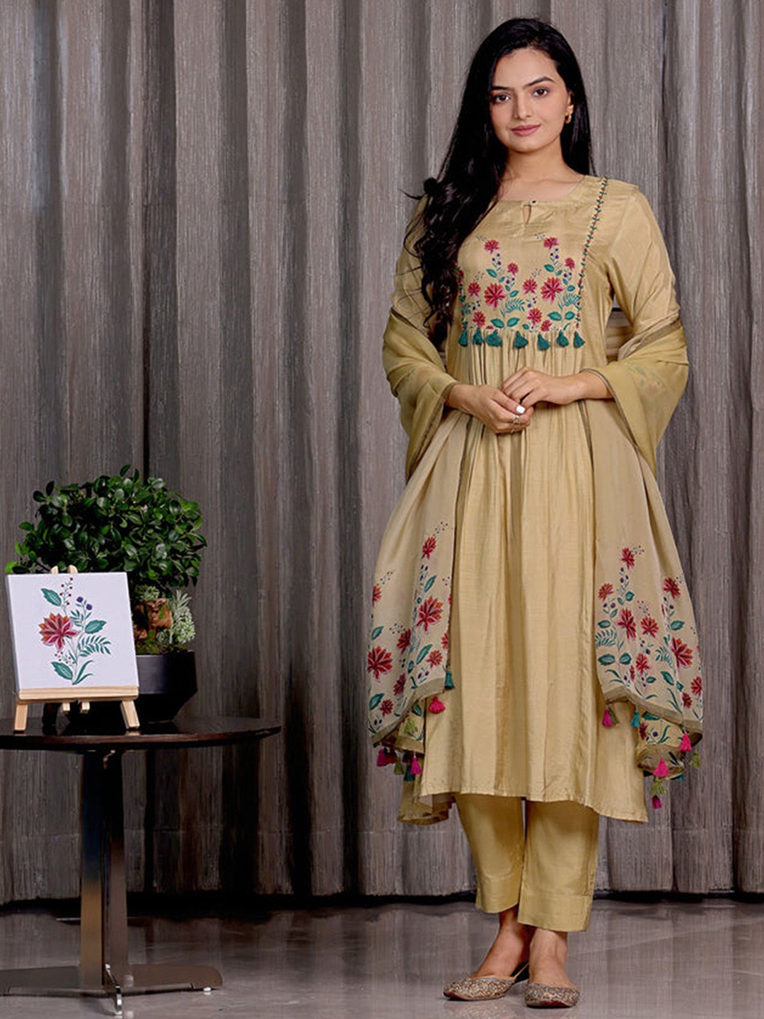 

LERIYU Floral Printed Embellished Keyhole Neck Anarkali Kurta with Trousers And Dupatta, Beige