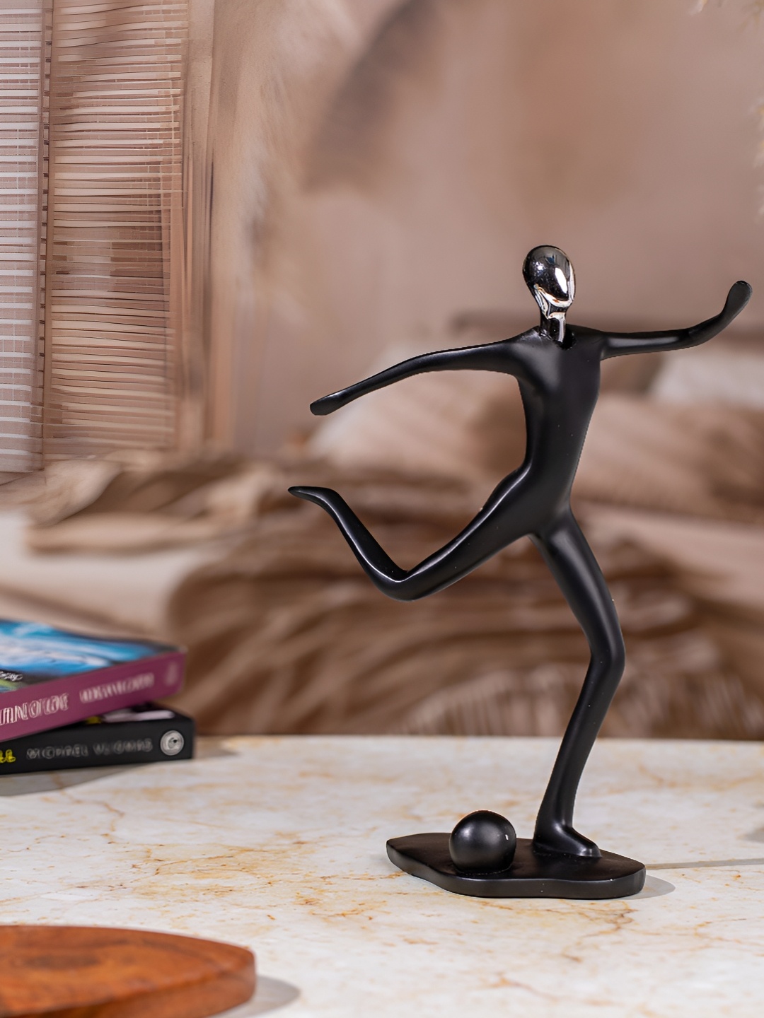 

TYOOHAR Black & Silver-Toned Football Pose Figurine Showpiece