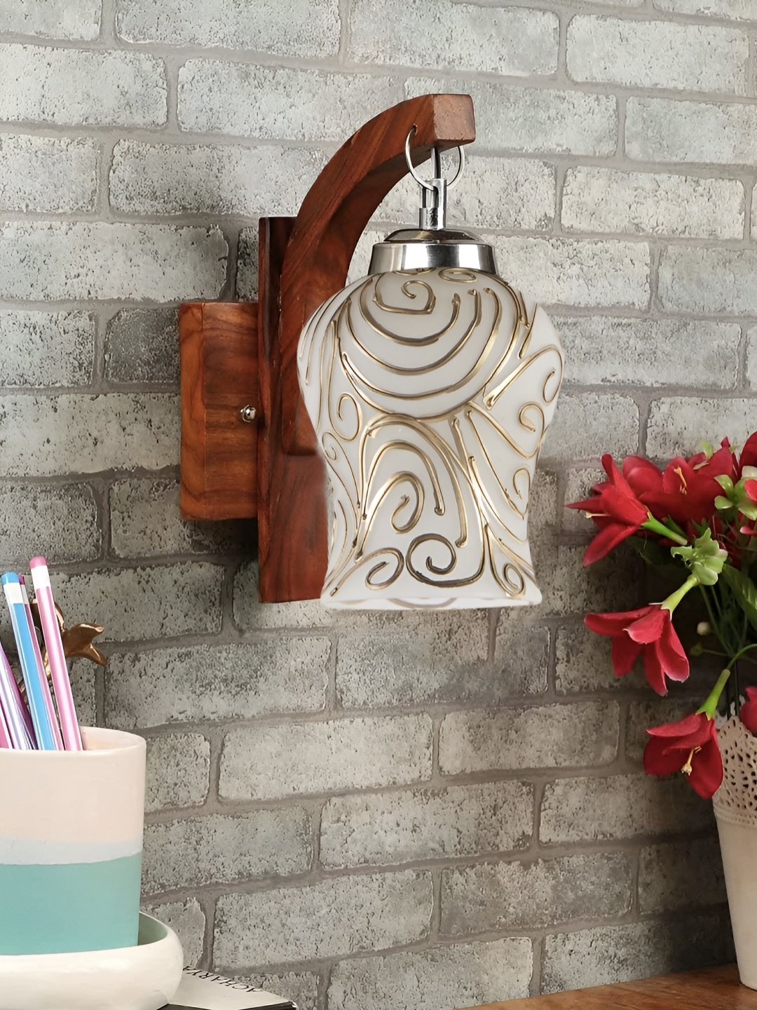 Aura White & Gold-Toned Textured Metal Traditional Wall Lamp