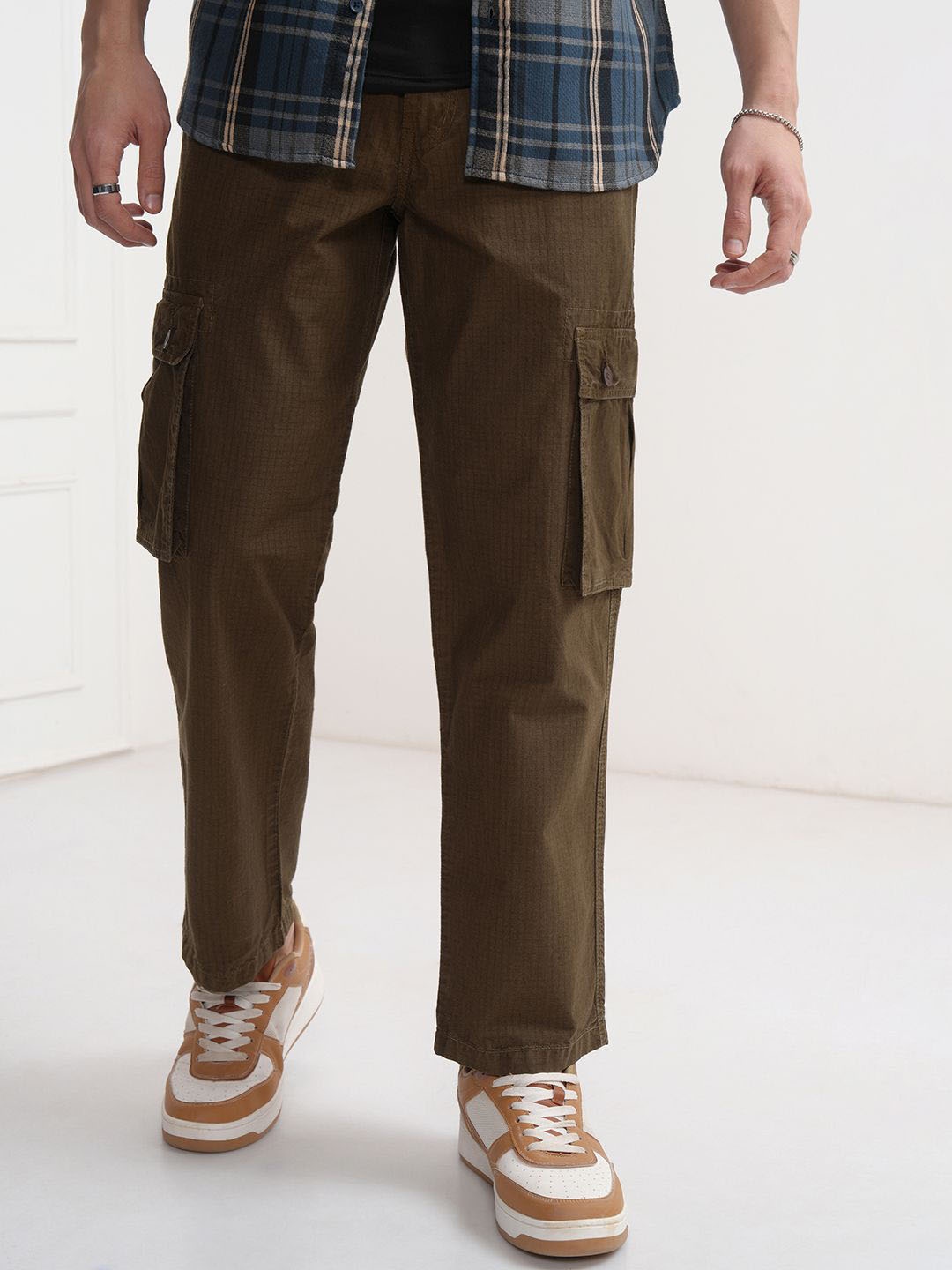 

HIGHLANDER Men Cotton Mid-Rise Straight Fit Cargos Trousers, Brown