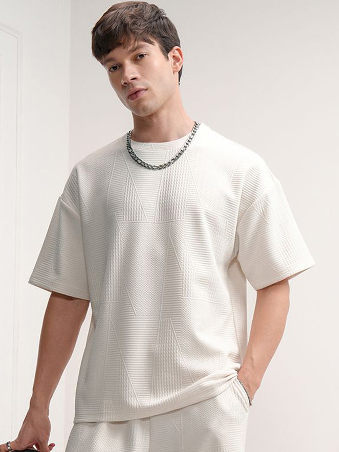 

HIGHLANDER Self Design Round Neck T-Shirt With Shorts, Off white