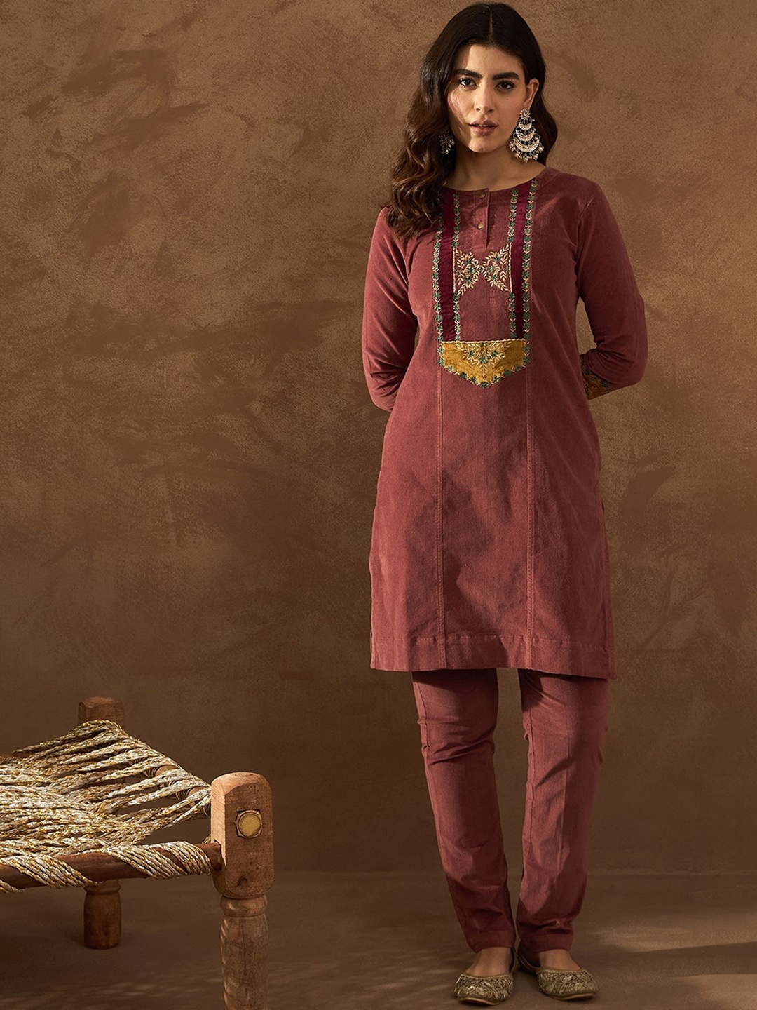 

STADO Floral Embroidered Velvet Straight Kurta With Trousers, Brown