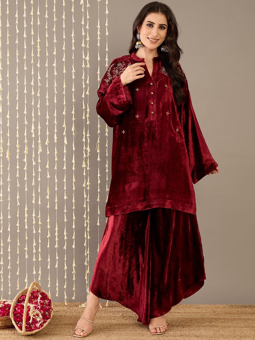 

STADO Floral Embroidered Velvet Mandarin Collar Straight Kurta With Palazzos, Maroon