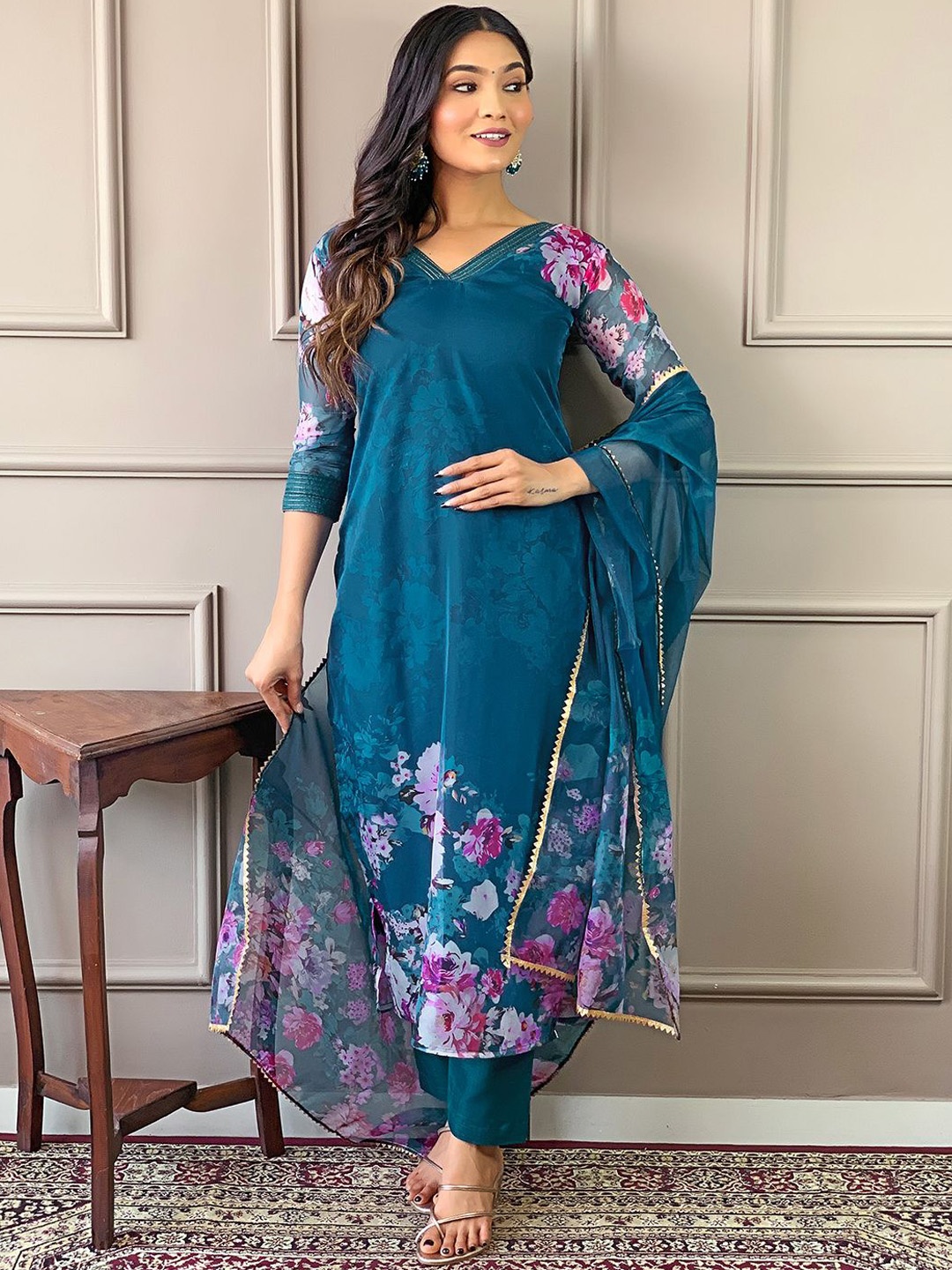 

Navlik Women Floral Printed Regular Kurta with Trousers & With Dupatta, Turquoise blue