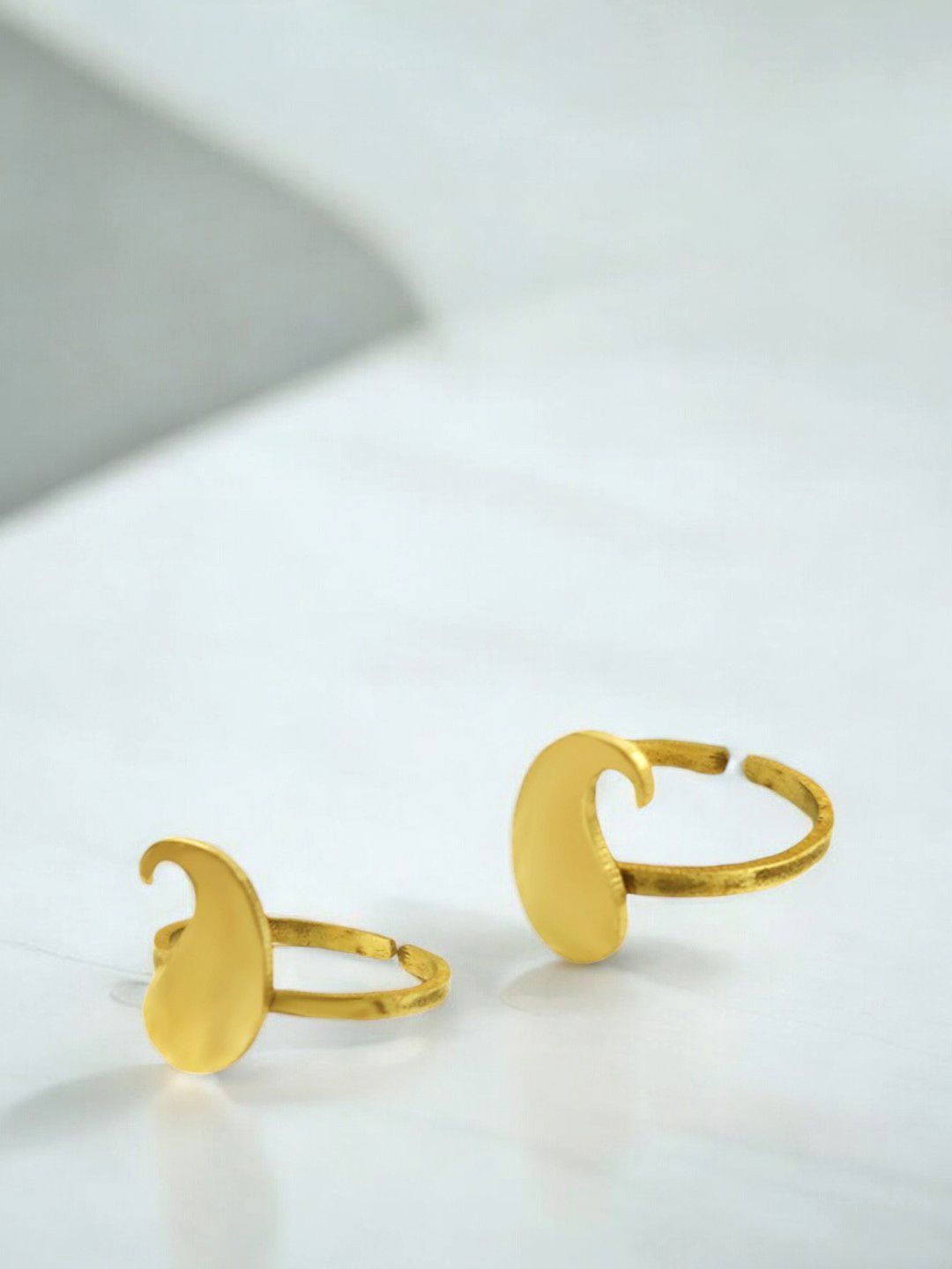 

Sangria Pack Of 2 Pasley Motifs Toe Rings, Gold
