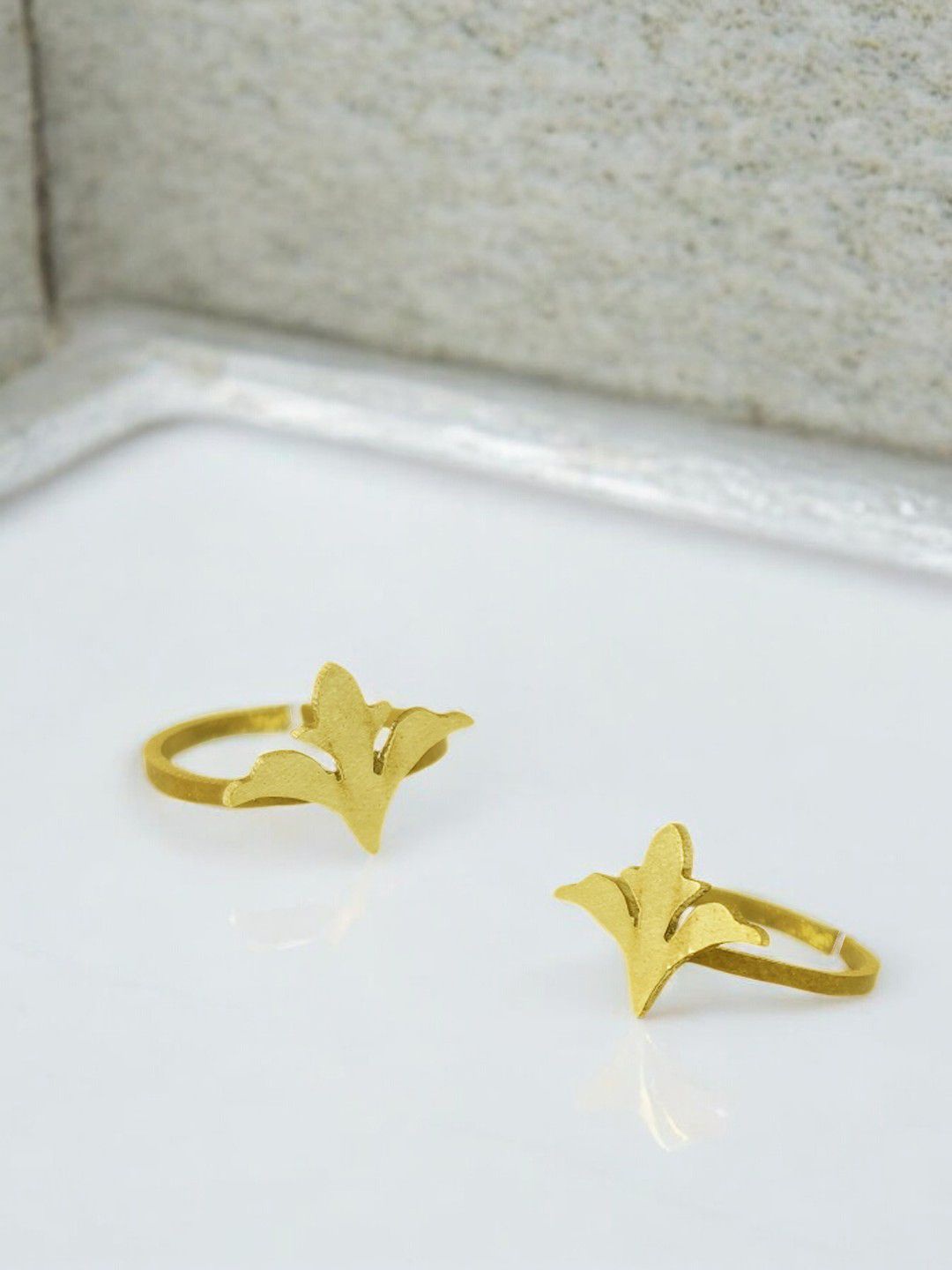 

Sangria Pack Of 2 Leaf Motifs Toe Rings, Gold