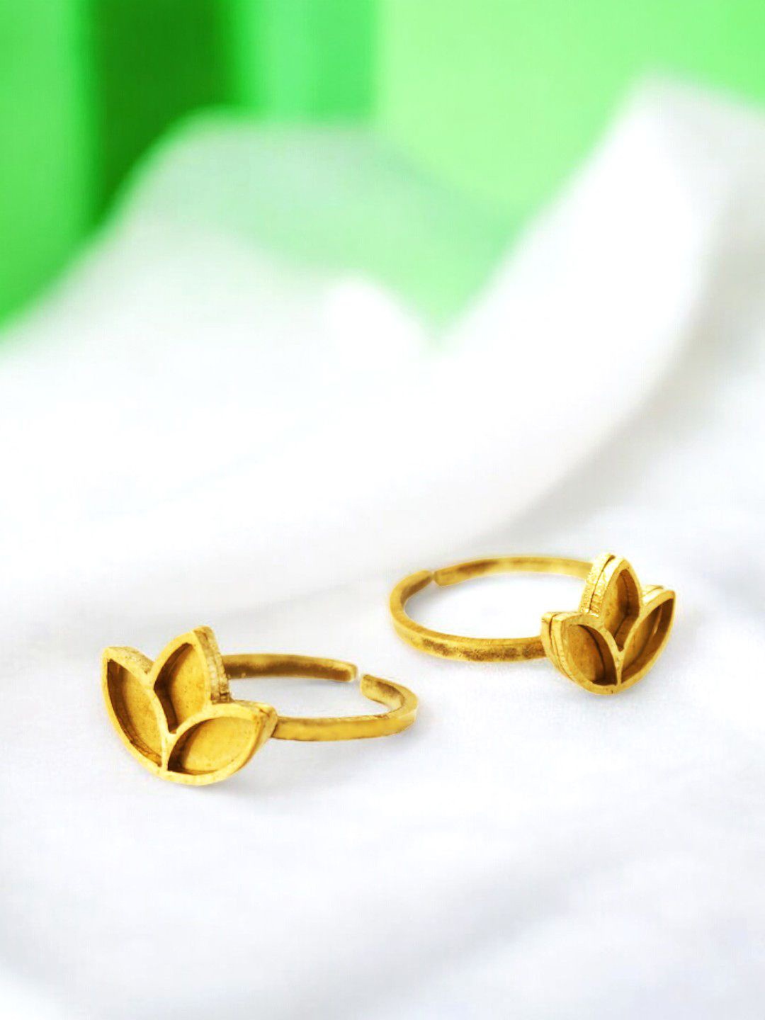 

Sangria Pack Of 2 Lotus Motifs Toe Rings, Gold