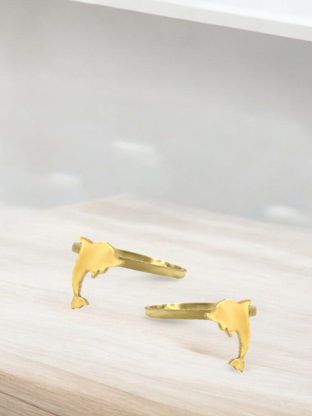 

Sangria Pack Of 2 Fish Motifs Toe Rings, Gold
