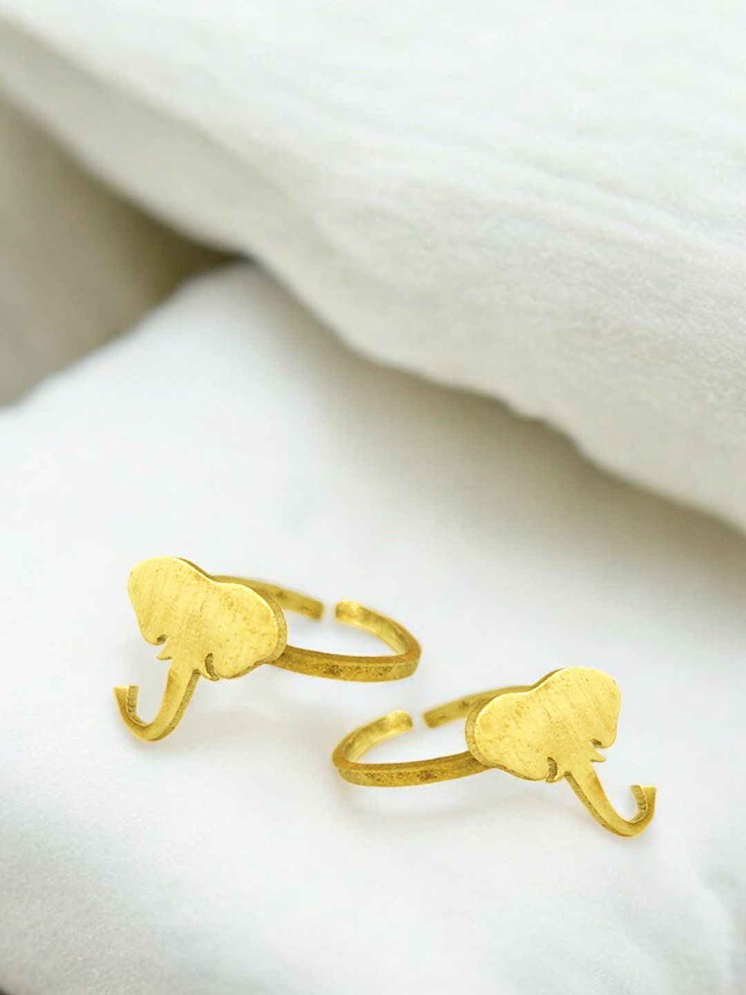 

Sangria Pack Of 2 Elephant Motifs Toe Rings, Gold