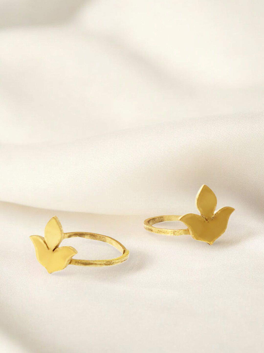 

Sangria Pack Of 2 Leaf Motifs Toe Rings, Gold