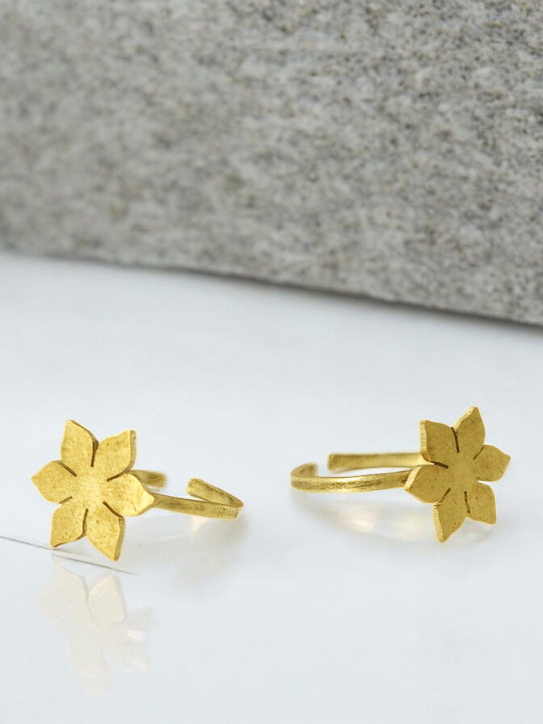 

Sangria Set Of 2 Leaf Motifs Toe Rings, Gold
