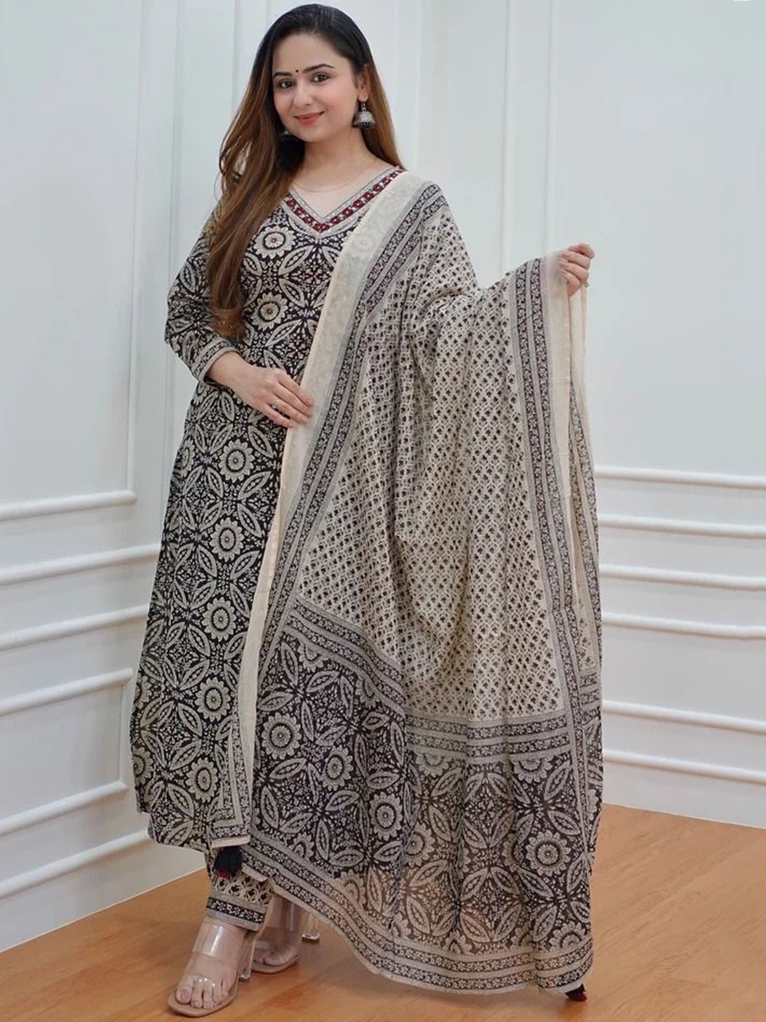 

Alvano Floral Printed V-Neck Thread Work Straight Kurta With Salwar & Dupatta, Black
