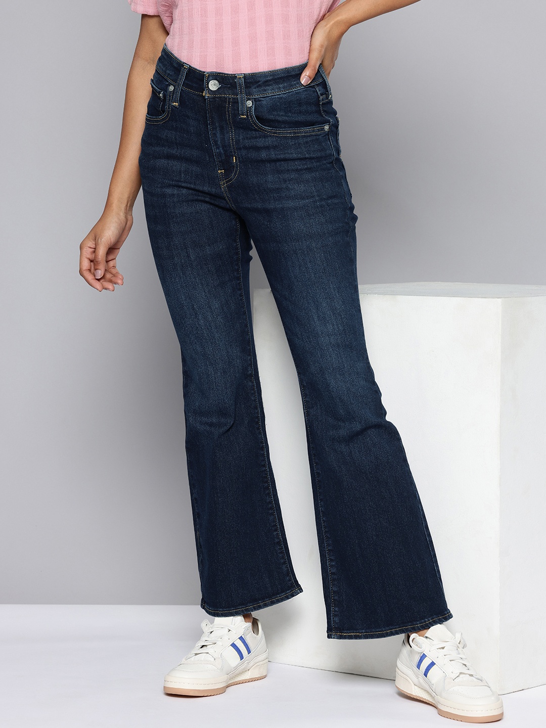 

Levis Women 724 Straight Fit High-Rise Light Fade Stretchable Jeans, Blue