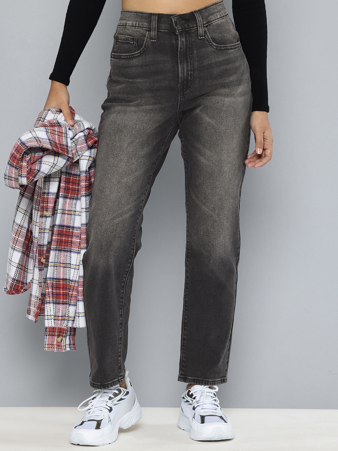 

Levis Women 724 Slim Straight Fit High-Rise Heavy Fade Stretchable Jeans, Black