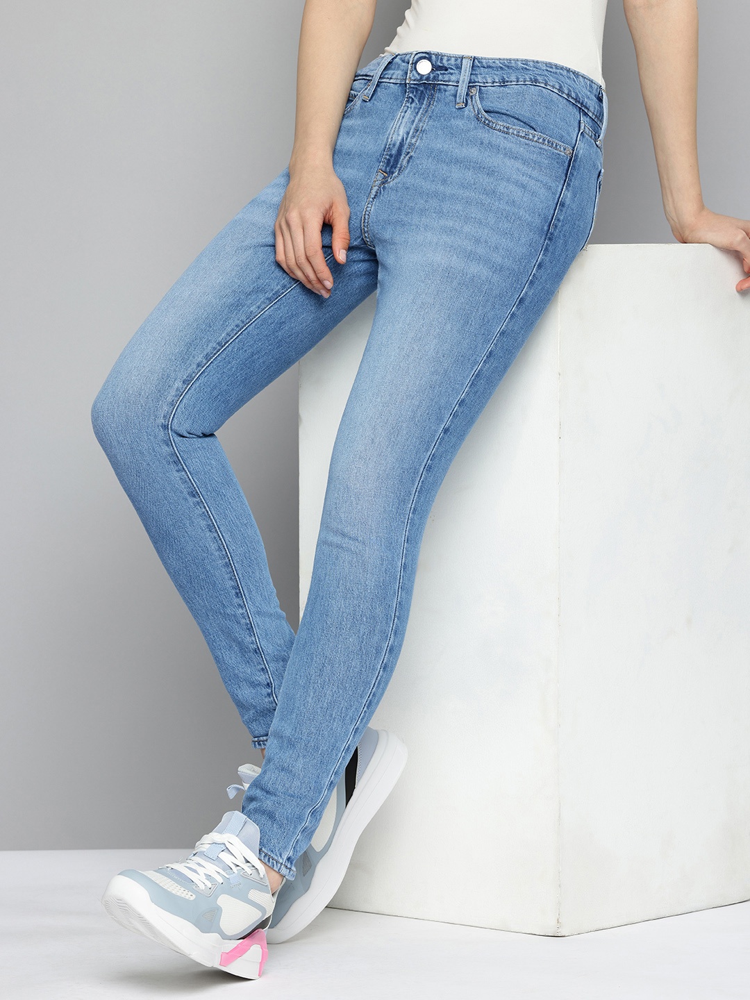 

Levis Women 711 Skinny Fit Light Fade Stretchable Jeans, Blue