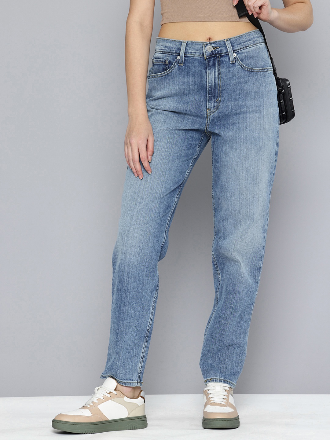 

Levis Women Relaxed Tapered Fit Light Fade Stretchable Jeans, Blue