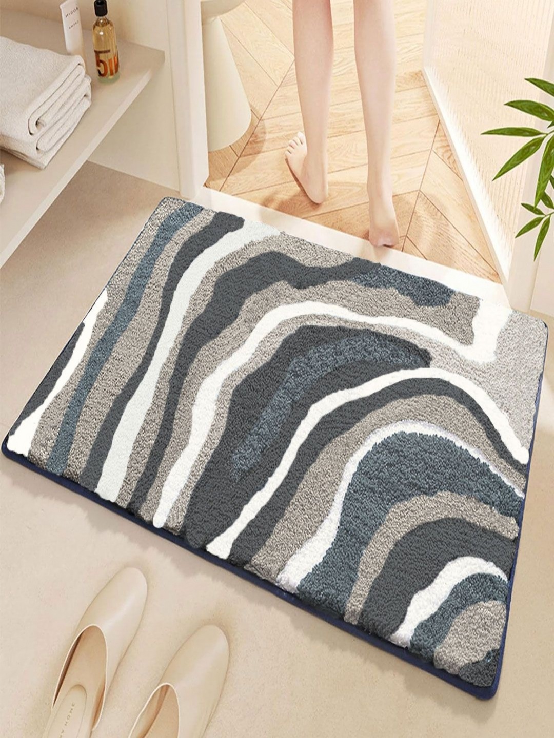 

LUXEHOME INTERNATIONAL Grey & White Printed 2200 GSM Anti-Skid Bath Rugs
