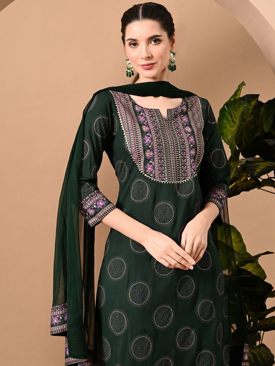 

LYCHNIS Geometric Gotta Patti Printed V-Neck Straight Kurta With Trouser And Dupatta, Green