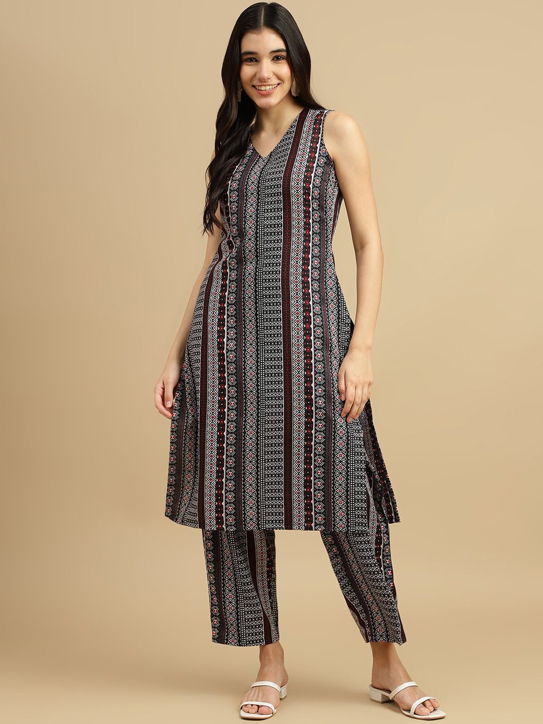 

MOKOSH Ethnic Motifs Printed V-Neck straight Kurta with Trousers, Black