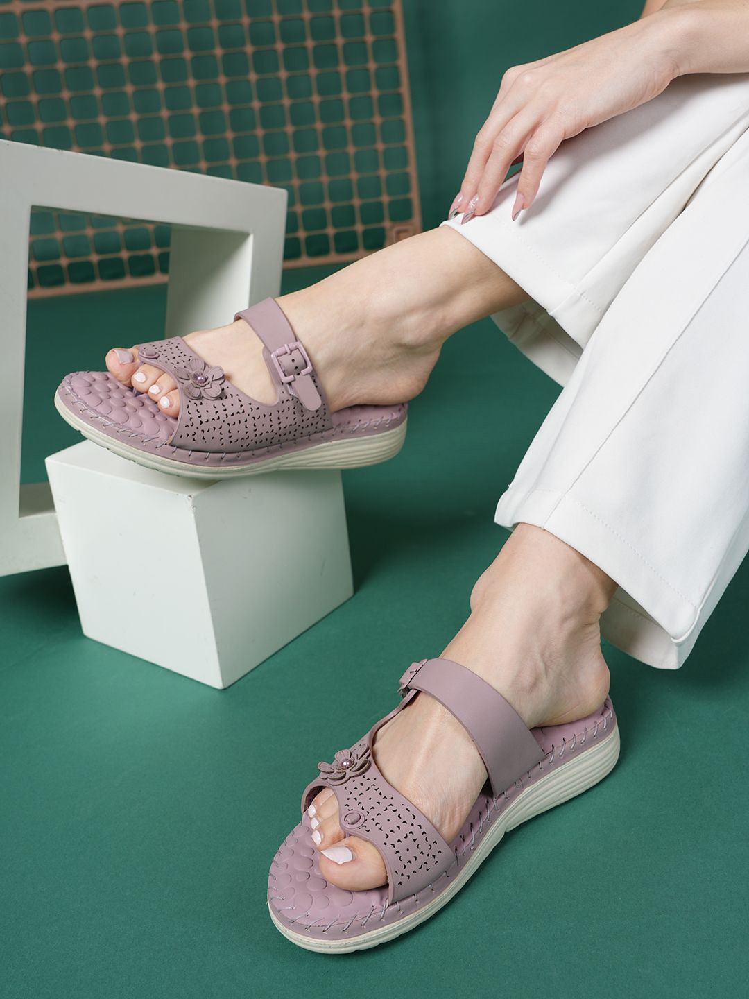 

Mast & Harbour Women One Toe Flats, Nude