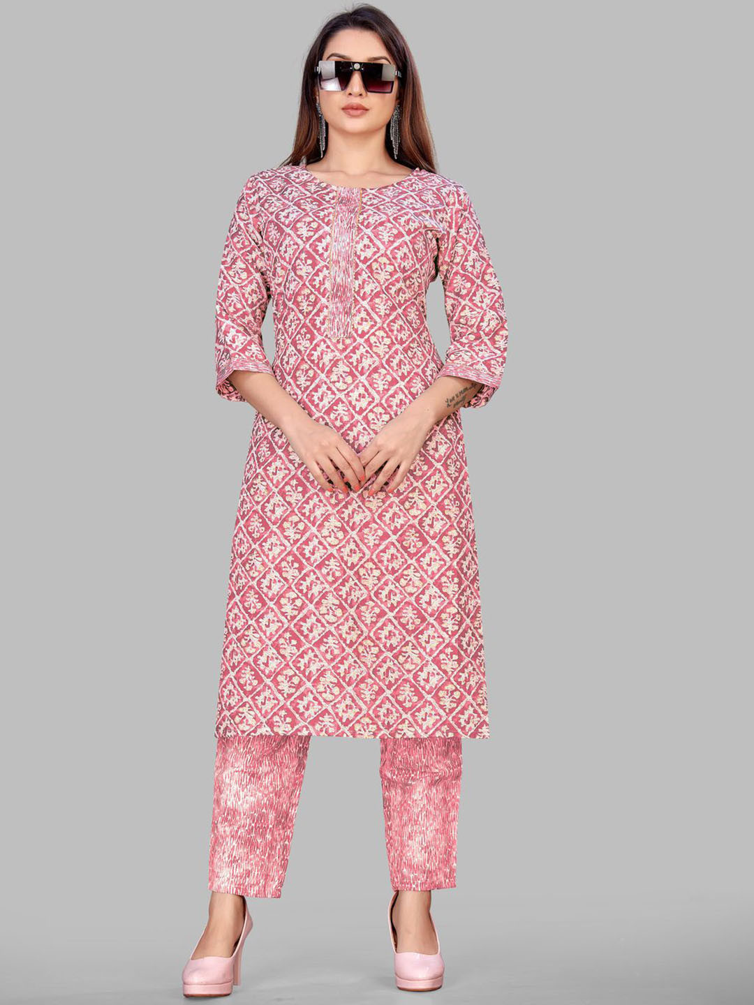 

Krimmple Ethnic Motifs Printed Gotta Patti Straight Kurta With Trousers, Pink