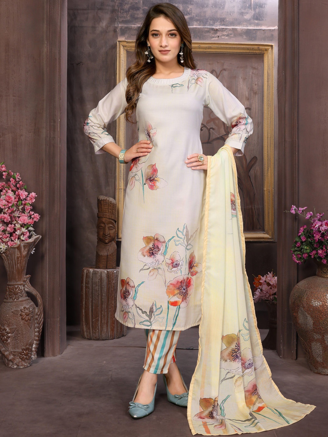 

Krimmple Floral Printed Straight Kurta With Pyjamas And Dupatta, Off white