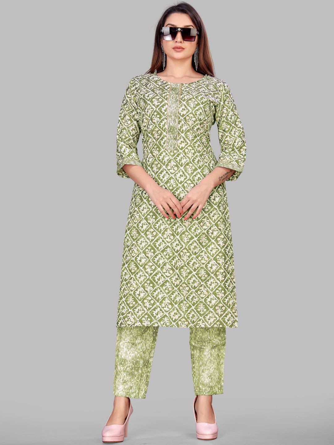 

Krimmple Ethnic Motifs Printed Gotta Patti Straight Kurta With Pyjamas, Green