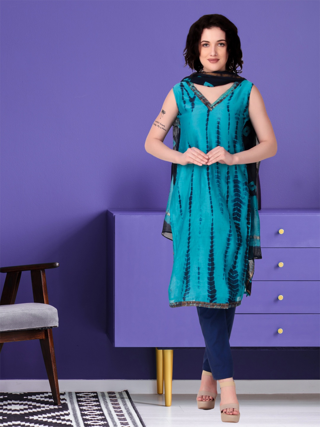 

Magnetism Dyed V-Neck Straight Kurta With Trousers And Dupatta, Blue