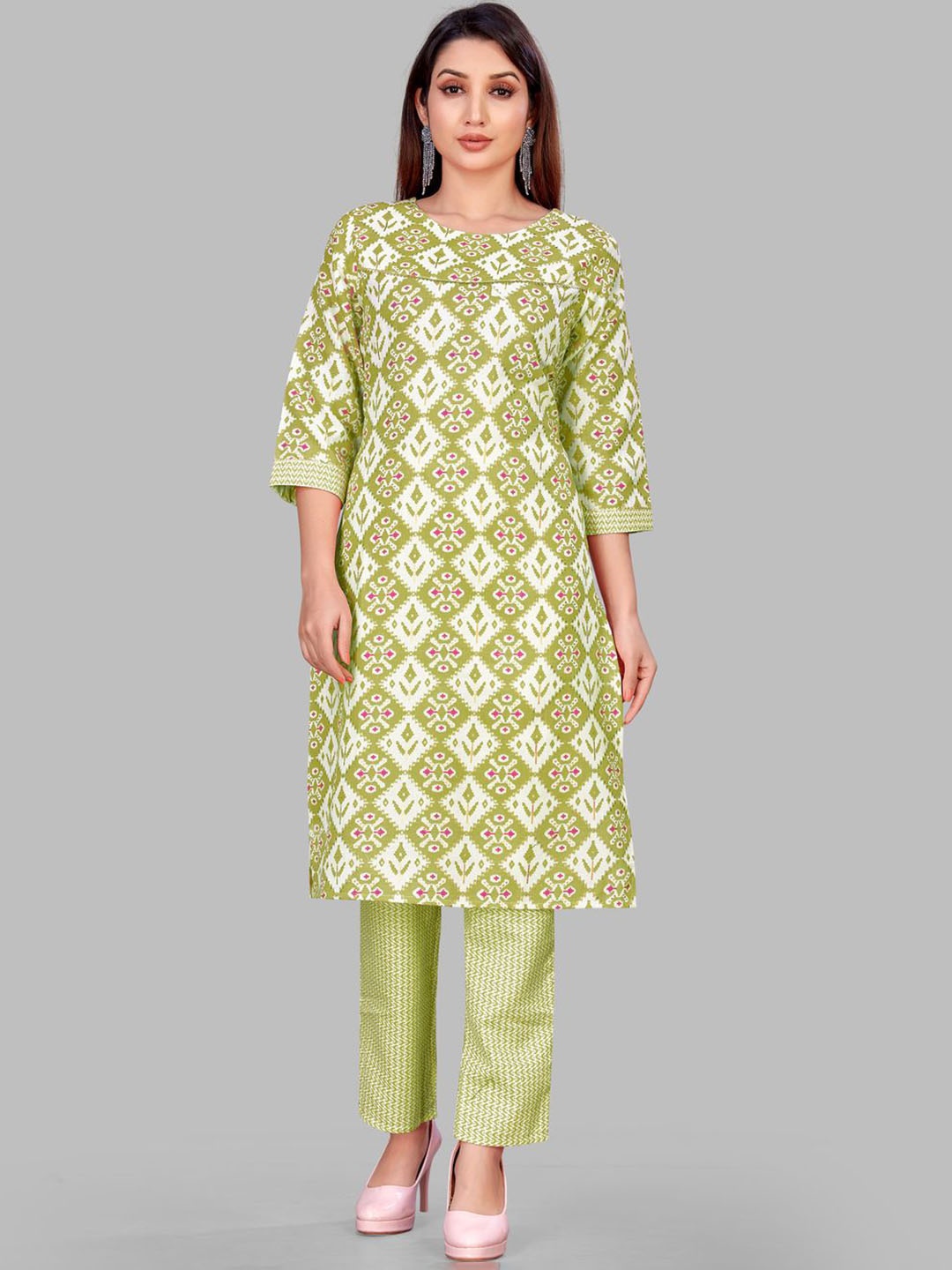 

Krimmple Ethnic Motifs Printed Gotta Patti Straight Kurta With Trousers, Green