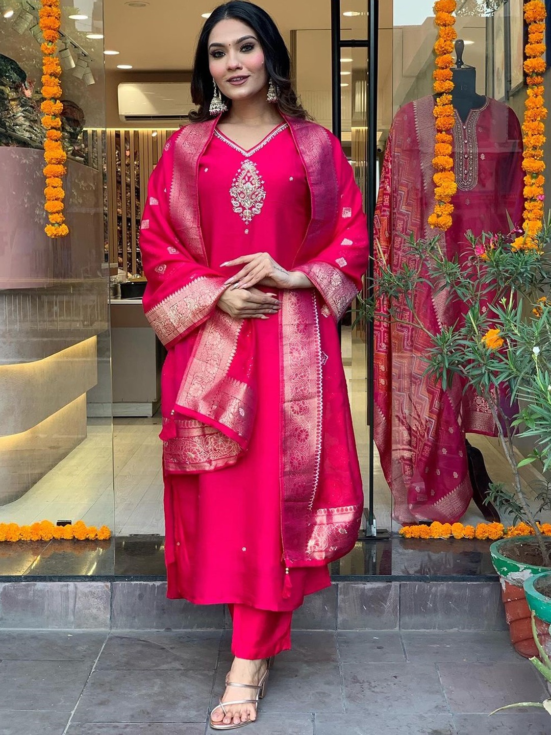 

DIVASTRI Beads And Stones Embellished V Neck Kurta with Trouser And Dupatta, Pink