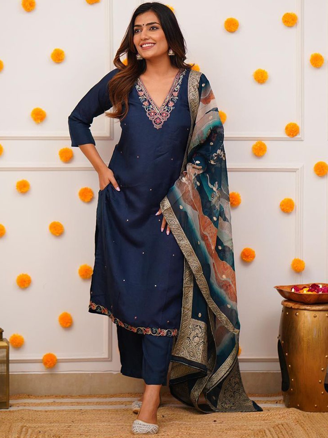 

DIVASTRI Ethnic motif Embroidered V-Neck Straight Kurta With Trousers And Dupatta, Navy blue