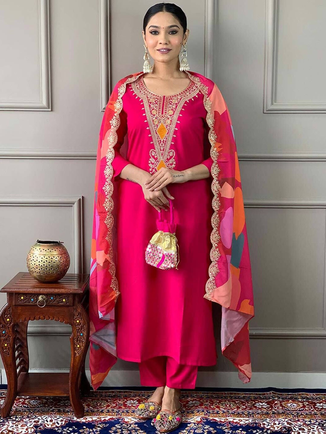 

DIVASTRI Ethnic Motif Sequinned Straight Kurta With Trousers And Dupatta, Pink