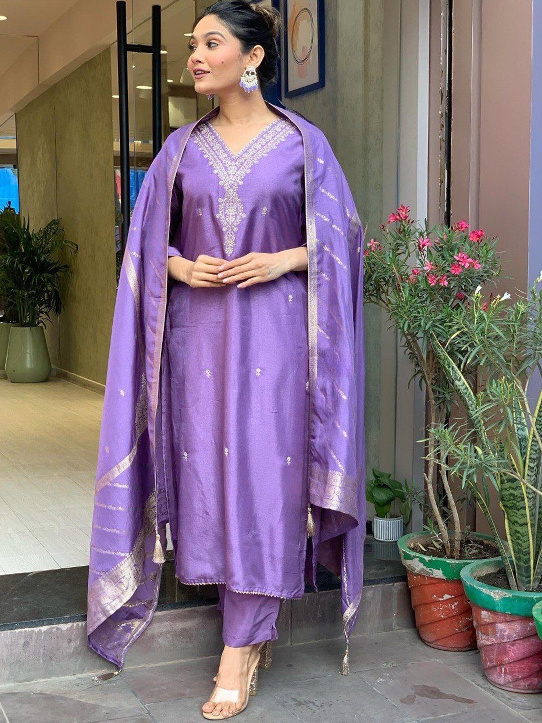 

DIVASTRI Ethnic Motif Sequinned V-Neck Straight Kurta With Trousers And Dupatta, Lavender