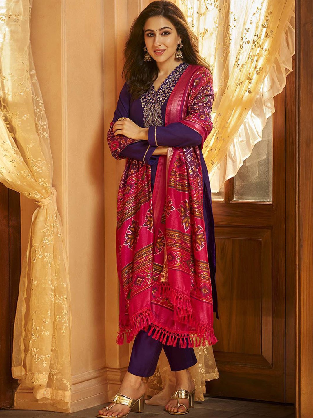

DIVASTRI Ethnic Motif Sequinned V-Neck Straight Kurta With Trousers And Dupatta, Purple