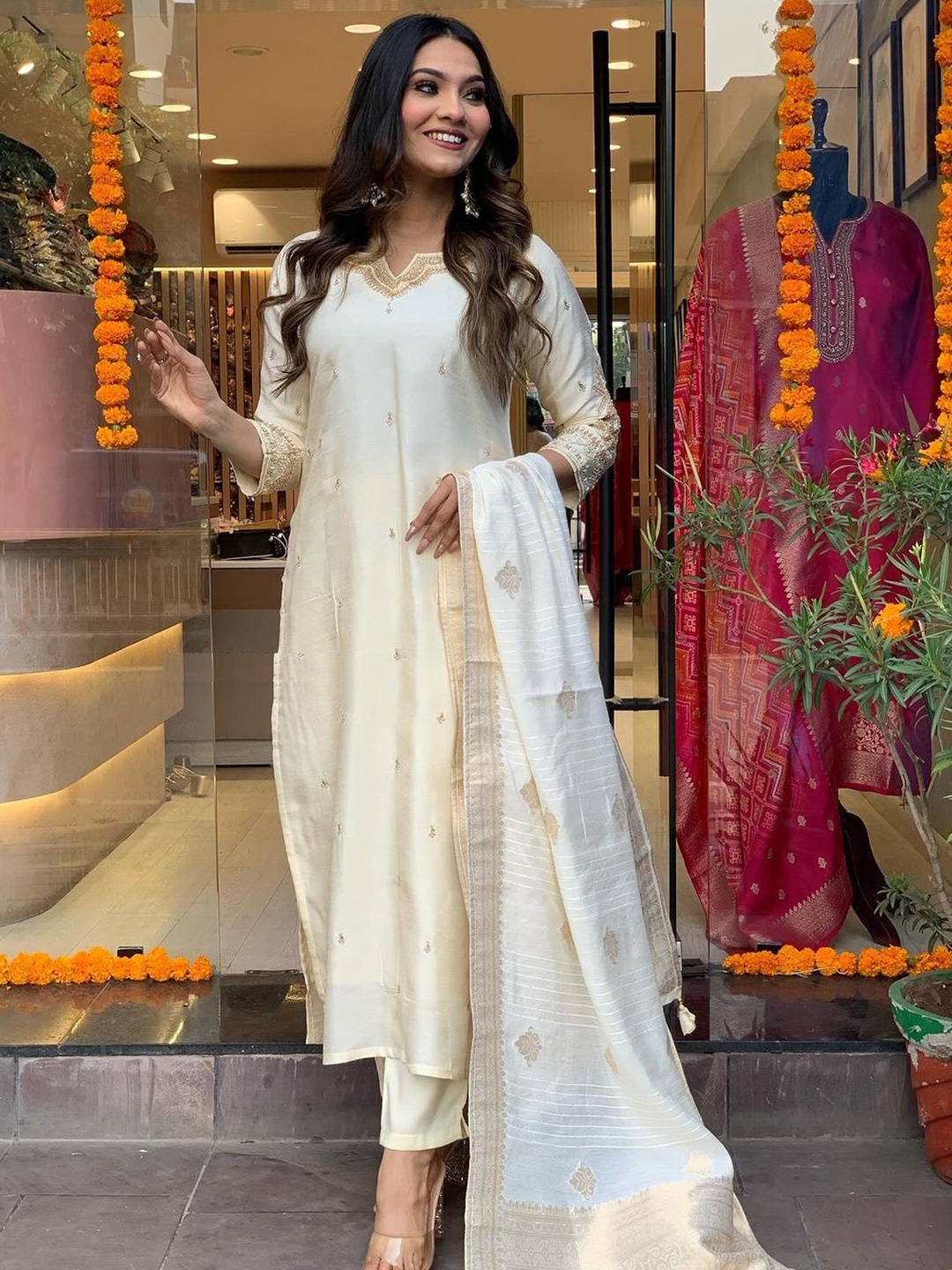 

DIVASTRI Ethnic Motif Embroiderd Notch Neck Straight Kurta With Trousers And Dupatta, Cream