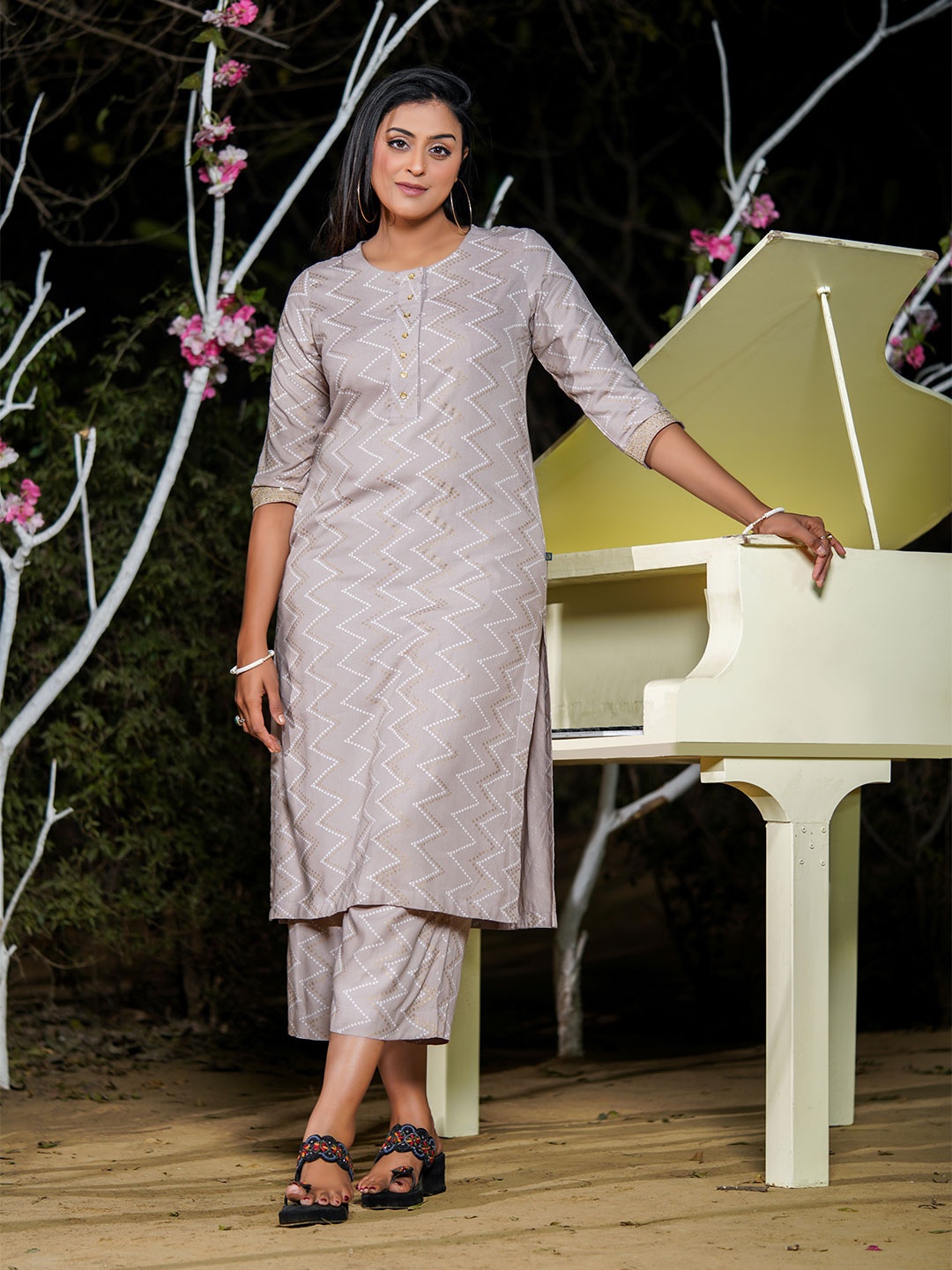 

Avaasa Buy Shruthi Women Yoke Design Thread Work Liva Kurta, Grey