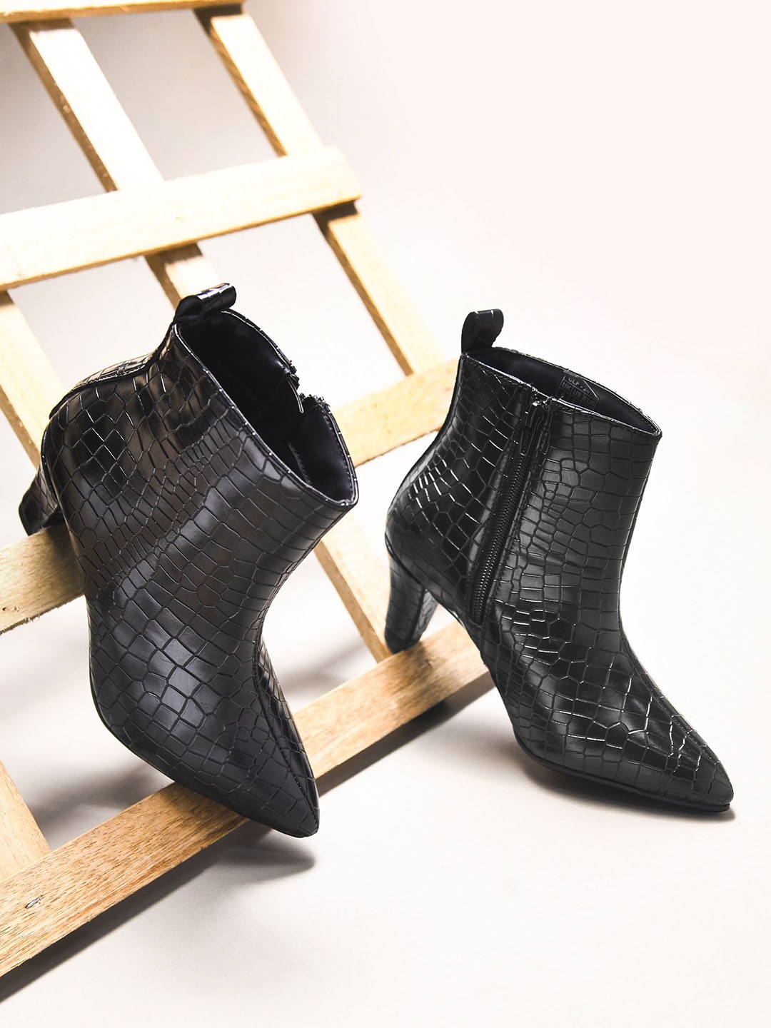 

CLOG LONDON Women Chelsea Boots, Black