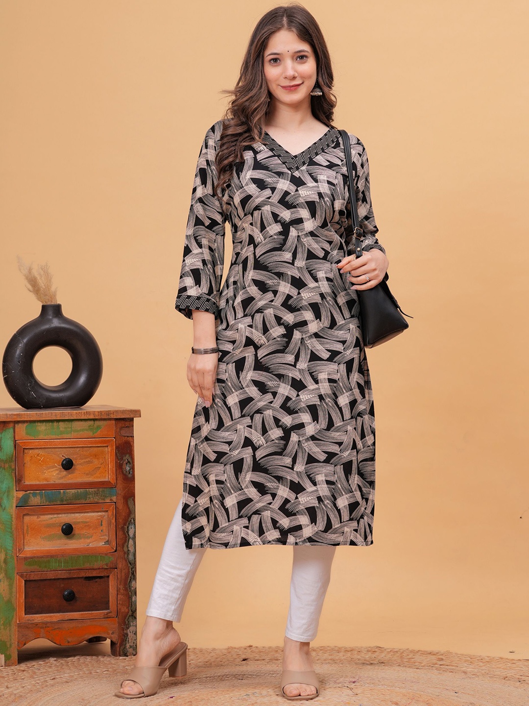 

PURSHOTTAM WALA Abstract Printed V-Neck Straight Kurta, Black