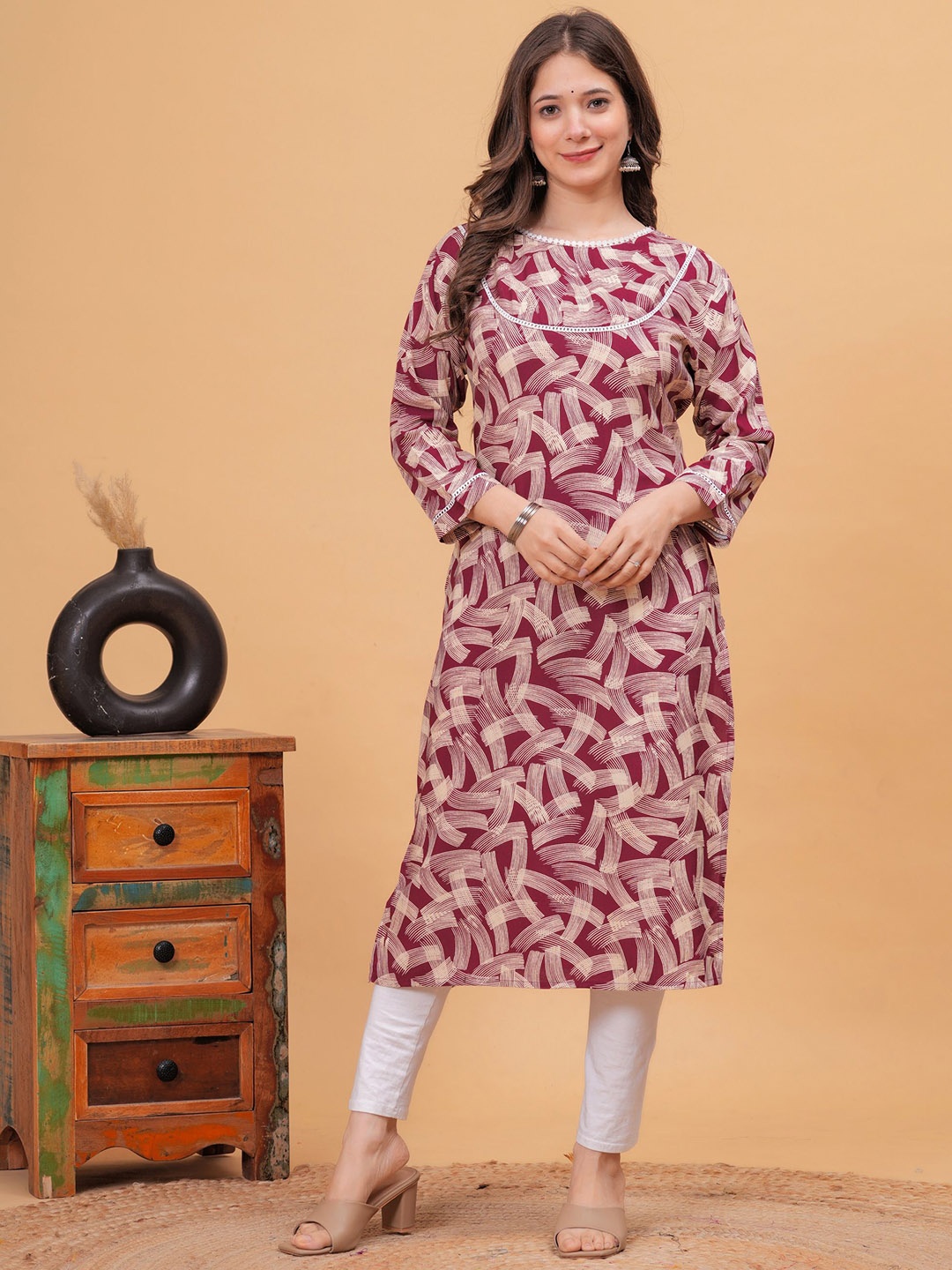

PURSHOTTAM WALA Abstract Printed Round Neck Gotta Patti Straight Kurta, Maroon